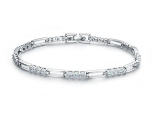 Bracelet élégant en argent sterling pour femme avec triple oxyde de zirconium