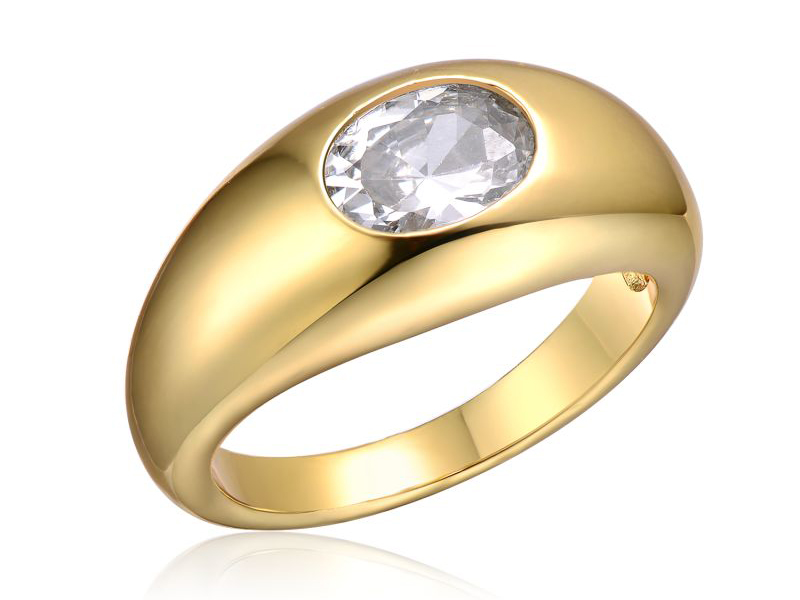 Anillo ovalado en forma de cúpula de circonita cúbica blanca con bisel de plata de ley chapada en oro amarillo de 14 quilates