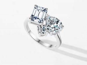 Toi et Moi – zaručnički prsten s dijamantom u obliku smaragda i kruške u laboratoriju uzgojen u CZ od Sterling Silver